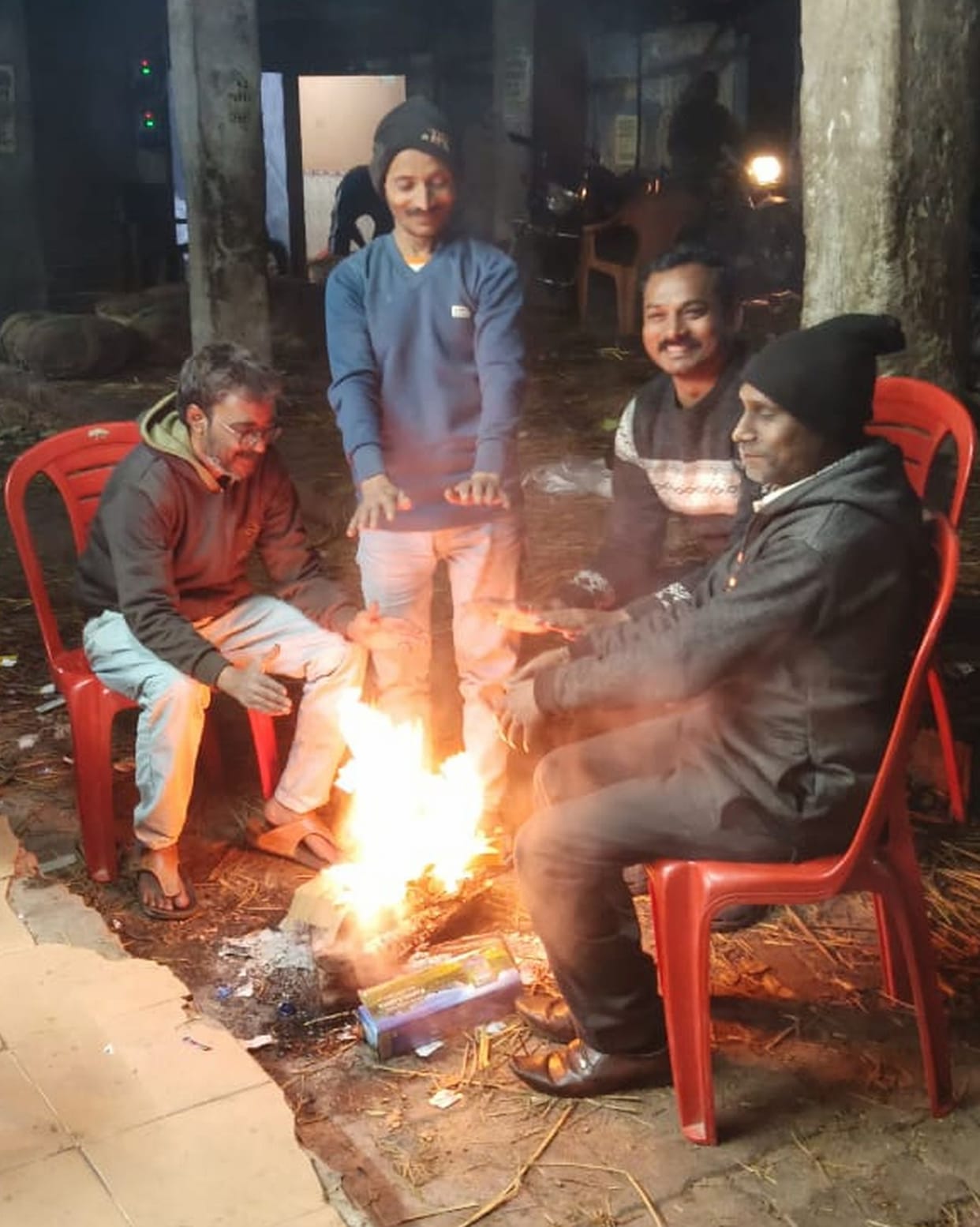 The cold wave intensified by the westerly wind, causing misery, bonfires on paper