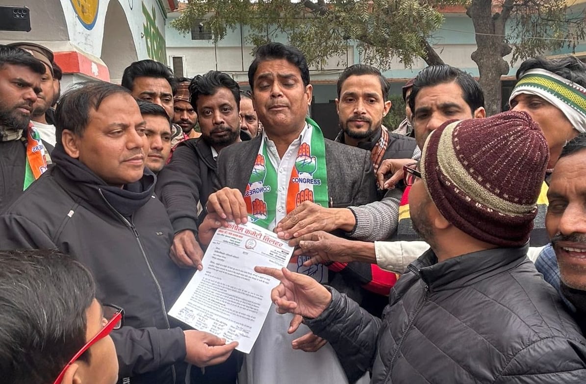 Congress members submitted a memorandum demanding the repair of the damaged roads.