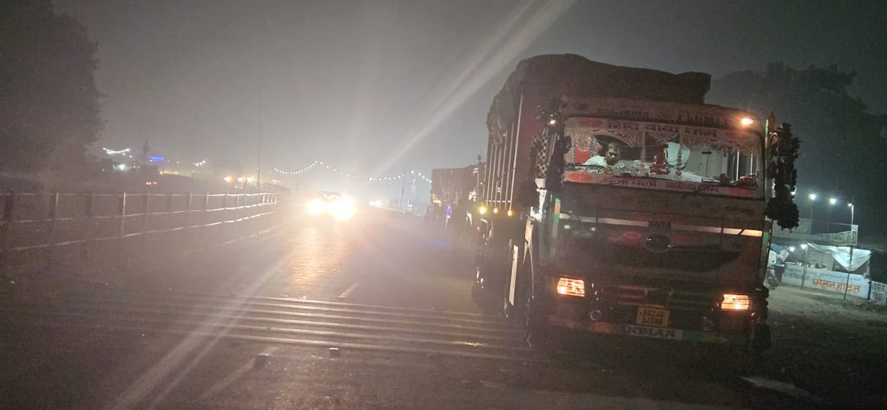 Heavy vehicles parked on the highway in dense fog are becoming the cause of accidents.