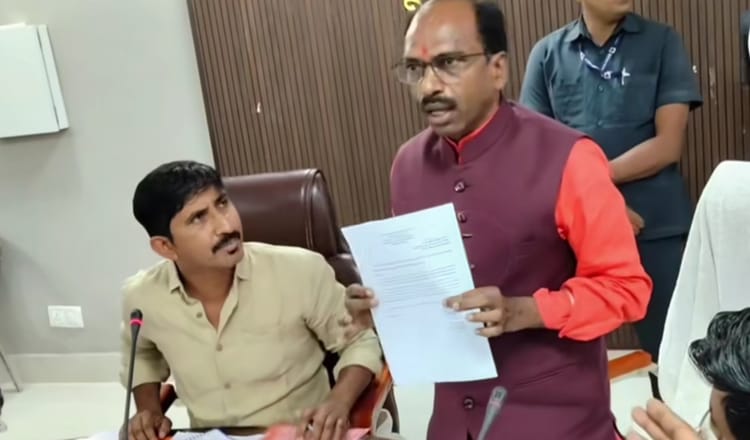 Mps Clashed At Disha Meeting, Resulting In Heated Arguments - Banswara News  - तीखी नोकझोंक:डूंगरपुर में दिशा समिति की बैठक में हंगामा, सांसद रोत व रावत  आमने-सामने; तू-तड़ाक की ...