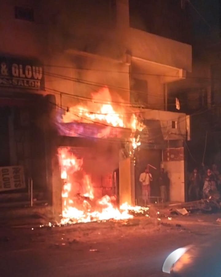 Fire broke out in the garage, explosions occurred due to bursting of bike tanks