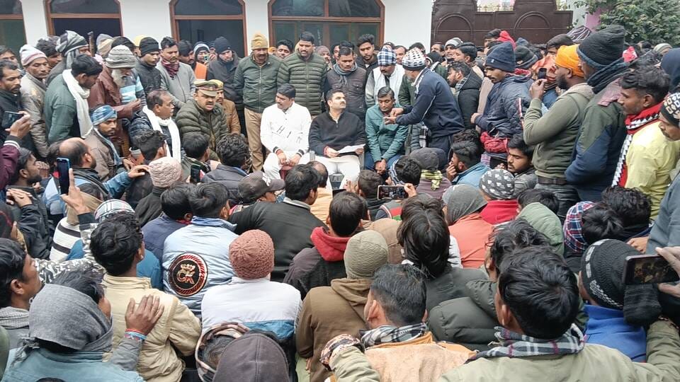 E-rickshaw drivers, unhappy with the route plan and fare fixation, surrounded the MLA.