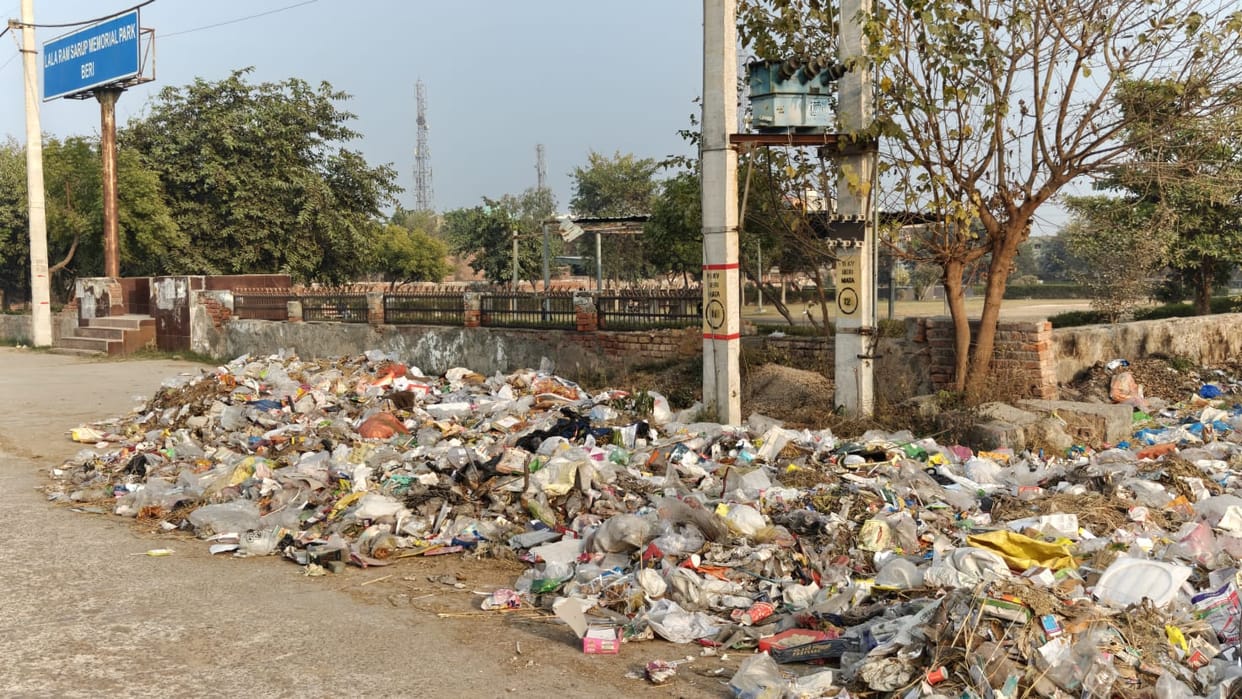 The park itself is not in good condition... there is garbage at the gate.