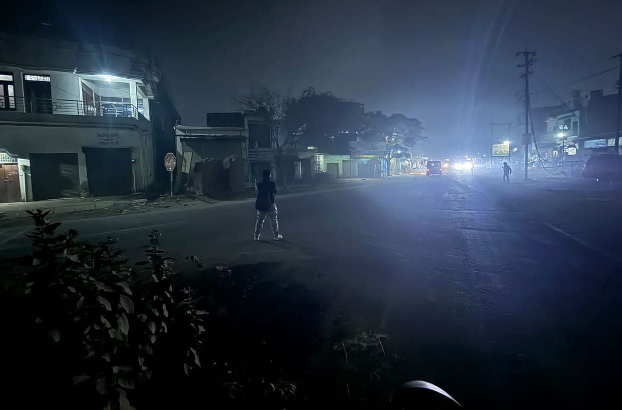 Darkness engulfs the highway at night, traveling in fog is dangerous