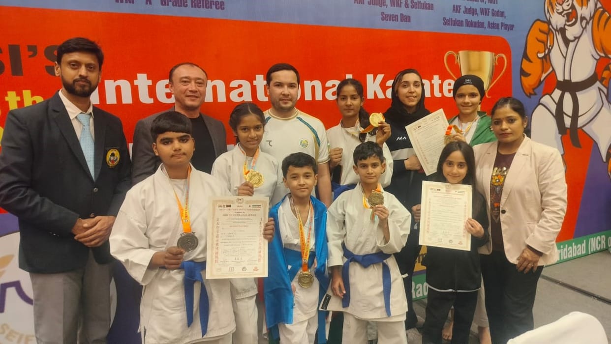 Anupshahar girl students hoisted the flag in Karate