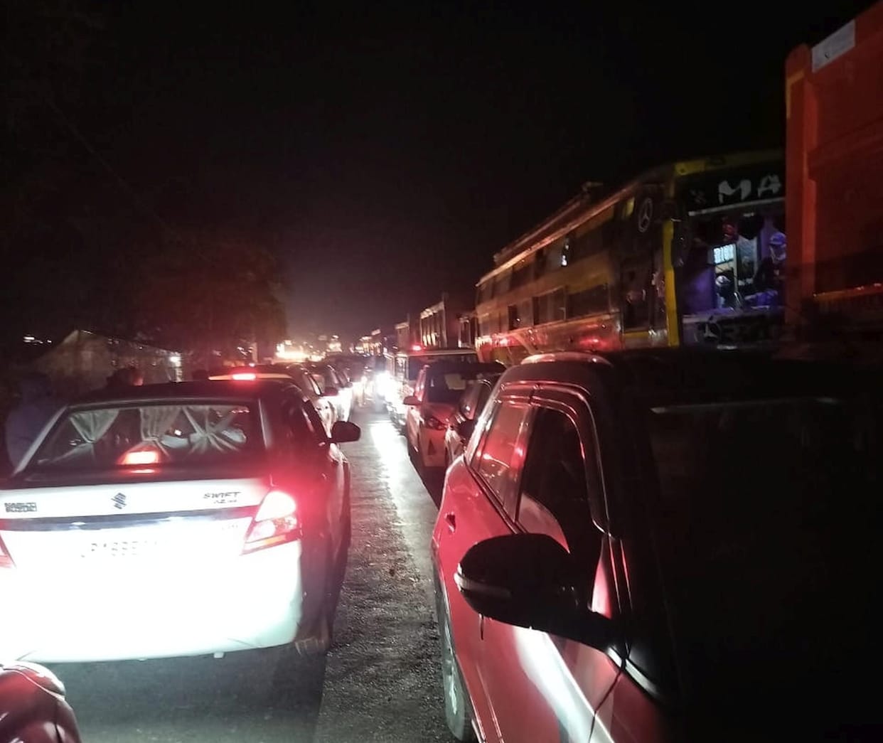 Truck loaded with sugarcane broke down on the middle bridge, jammed for hours