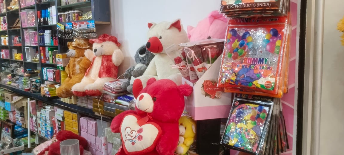The market is decorated with gifts, and a crowd of young people is surging in.