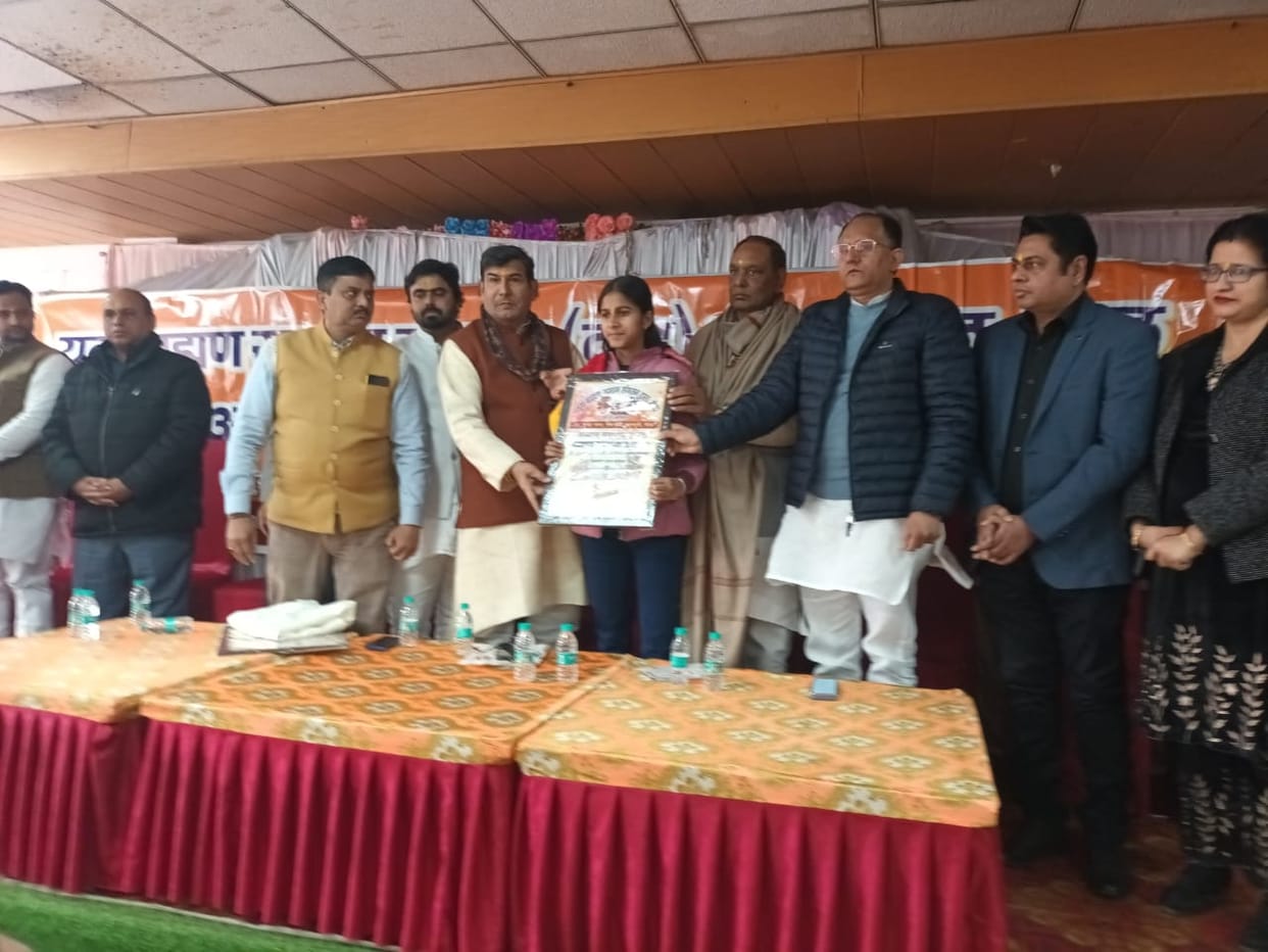 Meritorious students of Maheshwari community were honored.