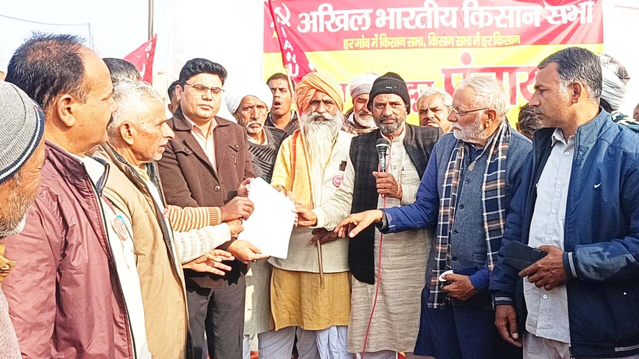 VB and Ram Ji opposed the law at the farmer-laborer meeting.