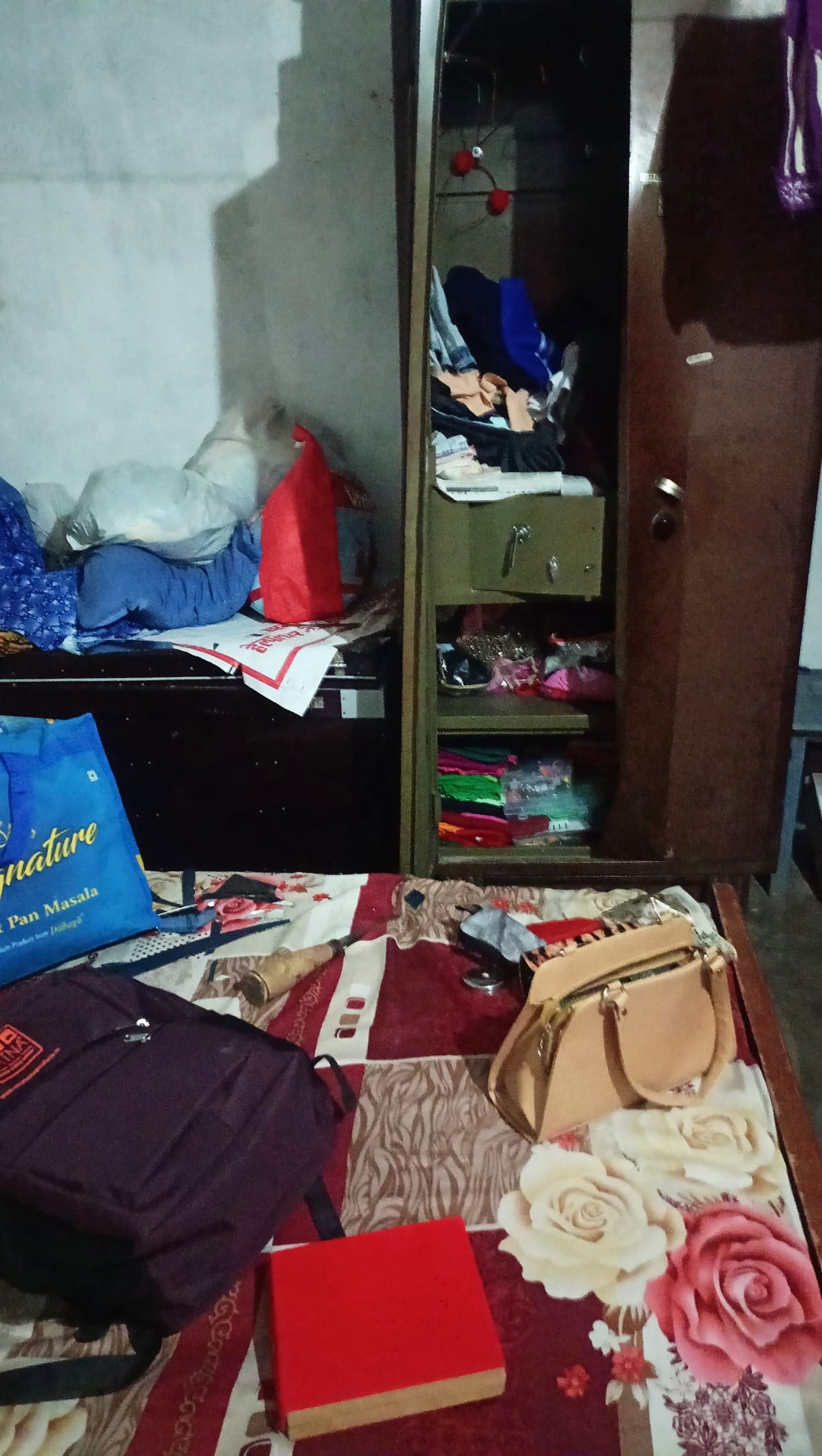 Jewellery worth Rs 7 lakh and cash worth Rs 50,000 stolen after breaking into house
