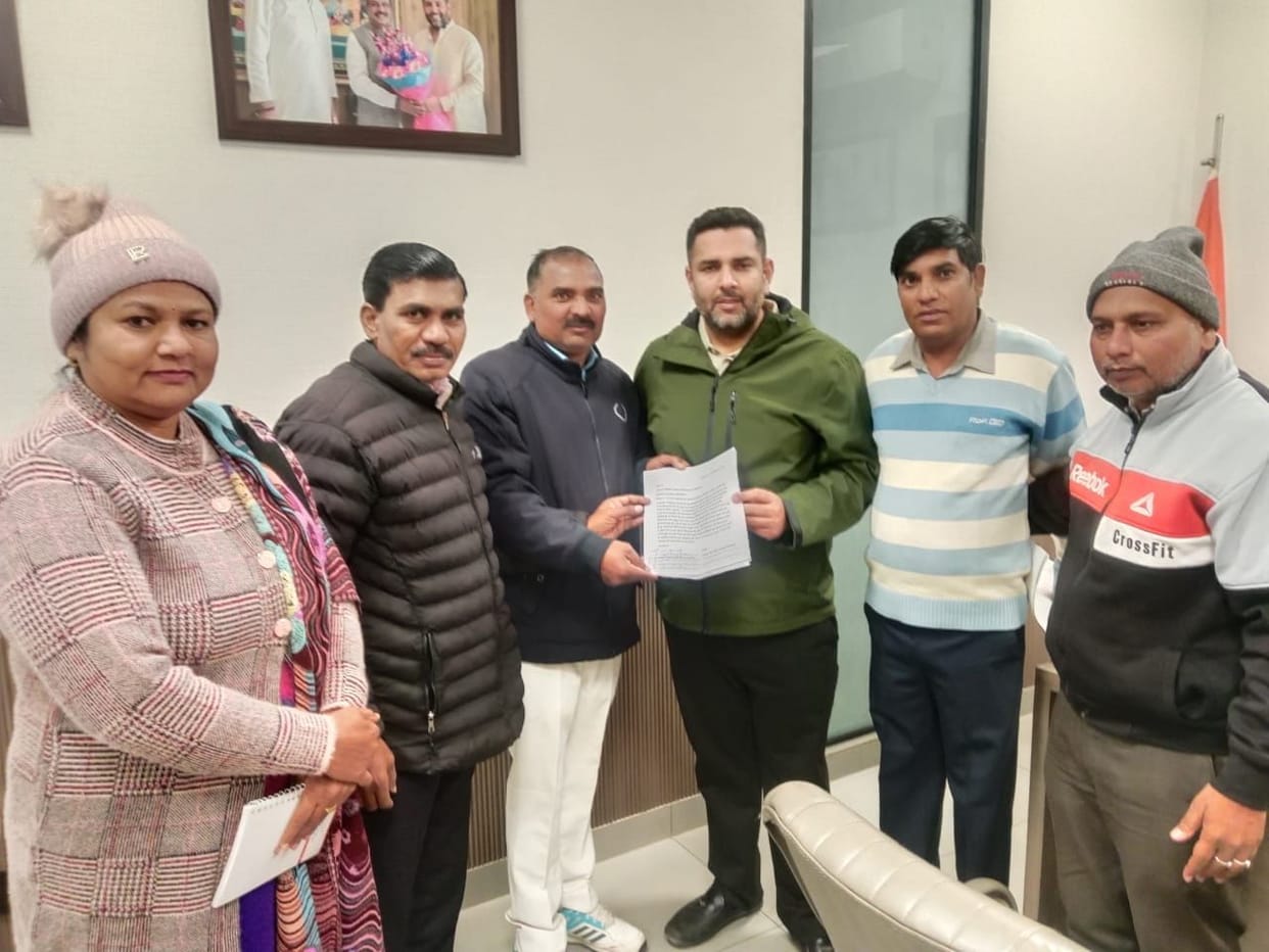 People met with the MLA to request the installation of drinking water and sewer lines.