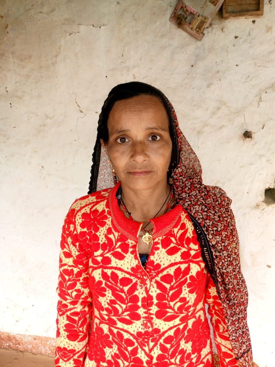 A mound fell on a woman digging soil, she died.