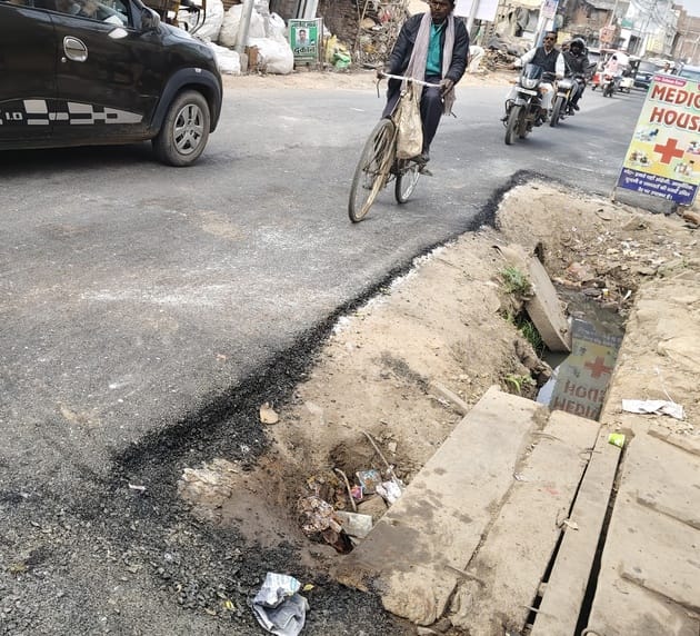 25 crore rupees spent, yet the widening of Khajuha-Bakewar road is incomplete.