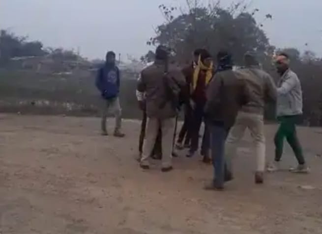 Bettiah bihar news Scuffle with police during vehicle checking two arrested today in hindi