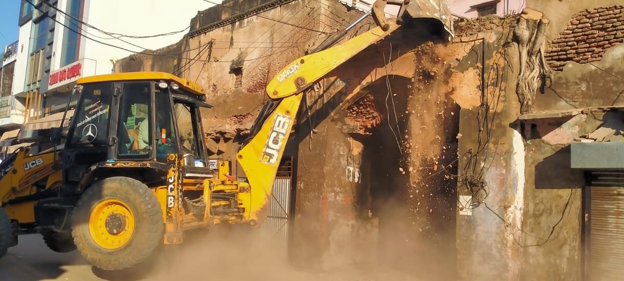 The Municipal Corporation demolished the dilapidated large door on 11 Hatta Bazaar Road.