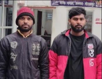 Two suspects who were fleeing after snatching a mobile phone were chased and caught by villagers after a seven-kilometer pursuit.
