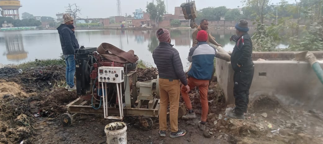Khelurai Patti murder case: Water from a 10-bigha pond is being drained in search of missing Ankit.Khelurai Patti murder case: Water from a 10-bigha pond is being drained in search of missing Ankit.