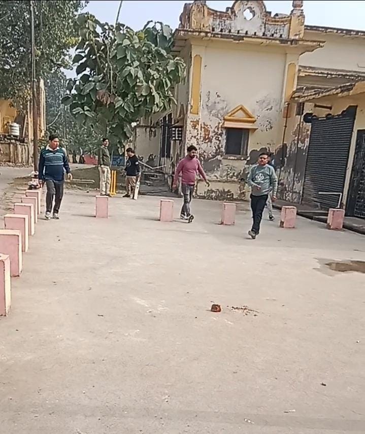 Officers on leave, employees playing cricket... Patients at Ayurveda hospital upset