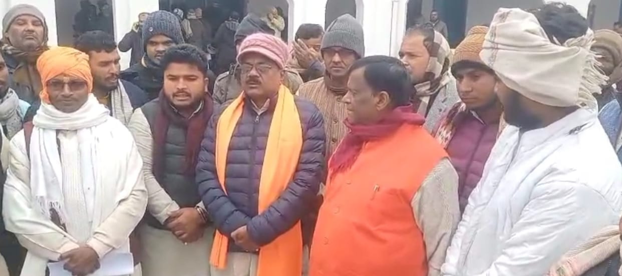 They are demanding the withdrawal of the FIR filed in the case of blocking the road.