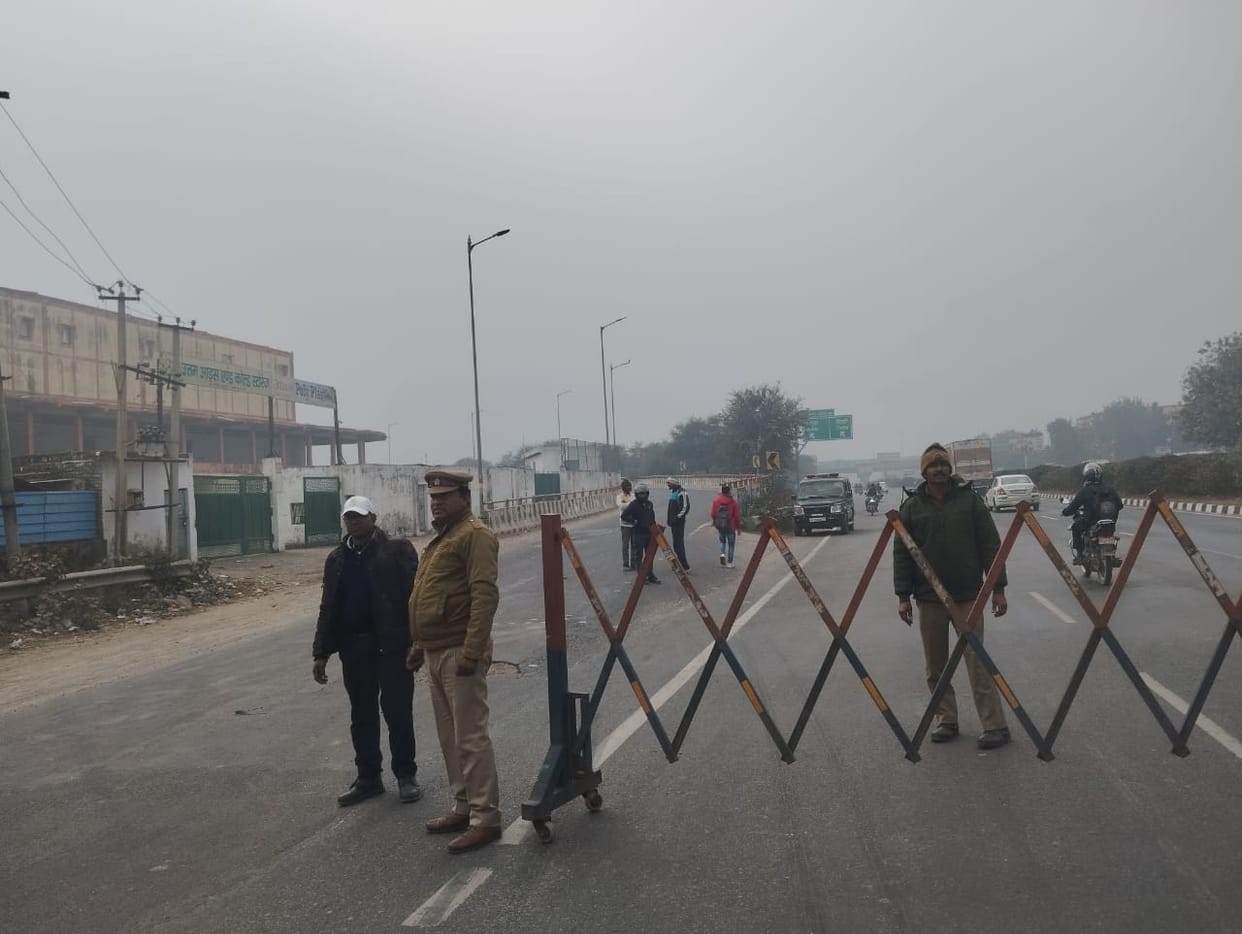 Vehicles removed from the expressway by deploying police at Kuberpur cut