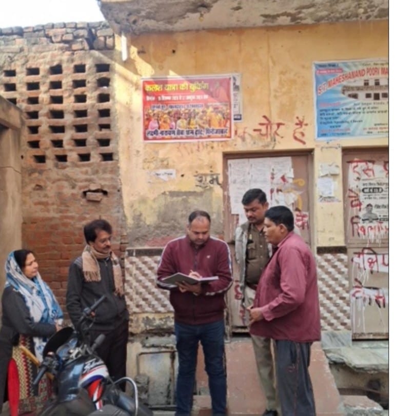 In Kanpur, attachment notices have been pasted on the houses of those accused of defrauding crores of rupees in the name of chit fund and land.