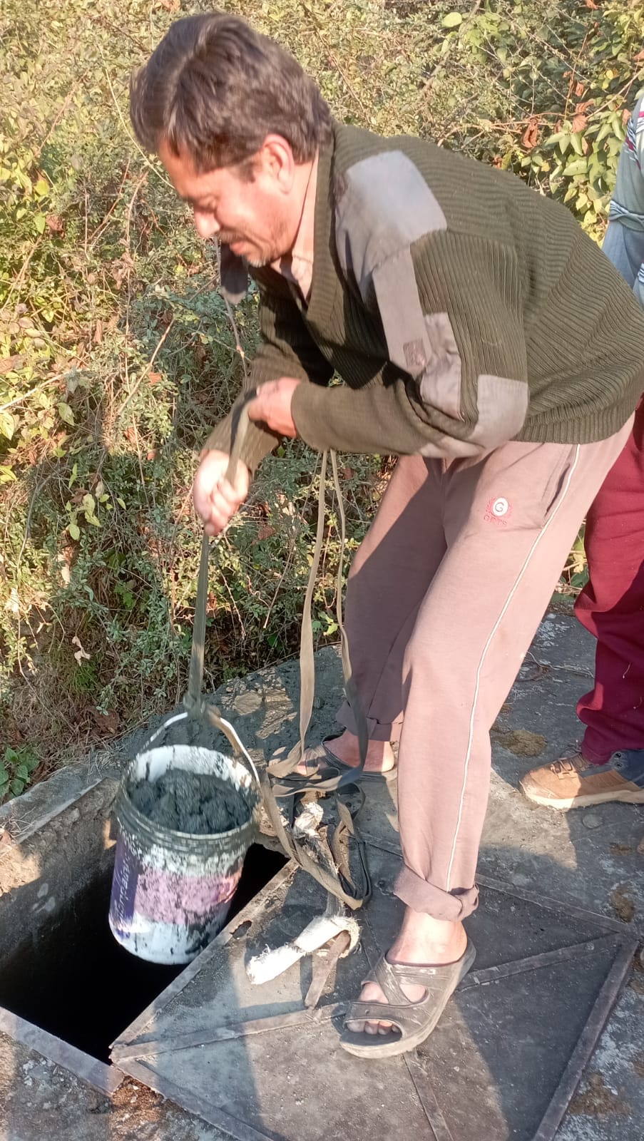 The supply had been irregular for 20 days, and when the tank was opened, mud and debris emerged.