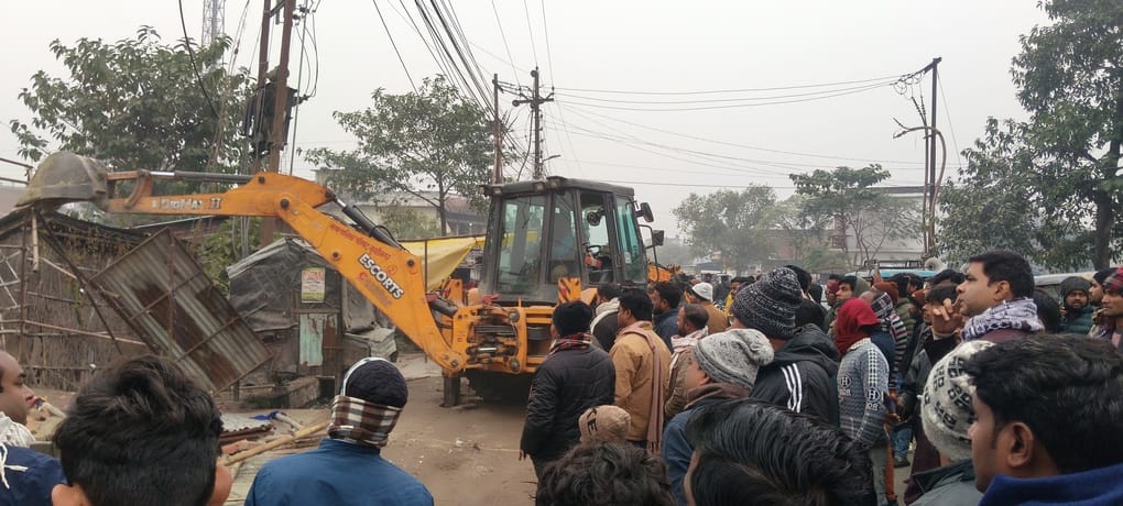An anti-encroachment drive was conducted in Kasya, and the administrative team removed illegal encroachments.