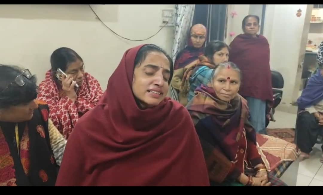 मोदीनगर में एनआरआई के मकान में हुई चोरी के बाद रोते पीड़ित। संवाद