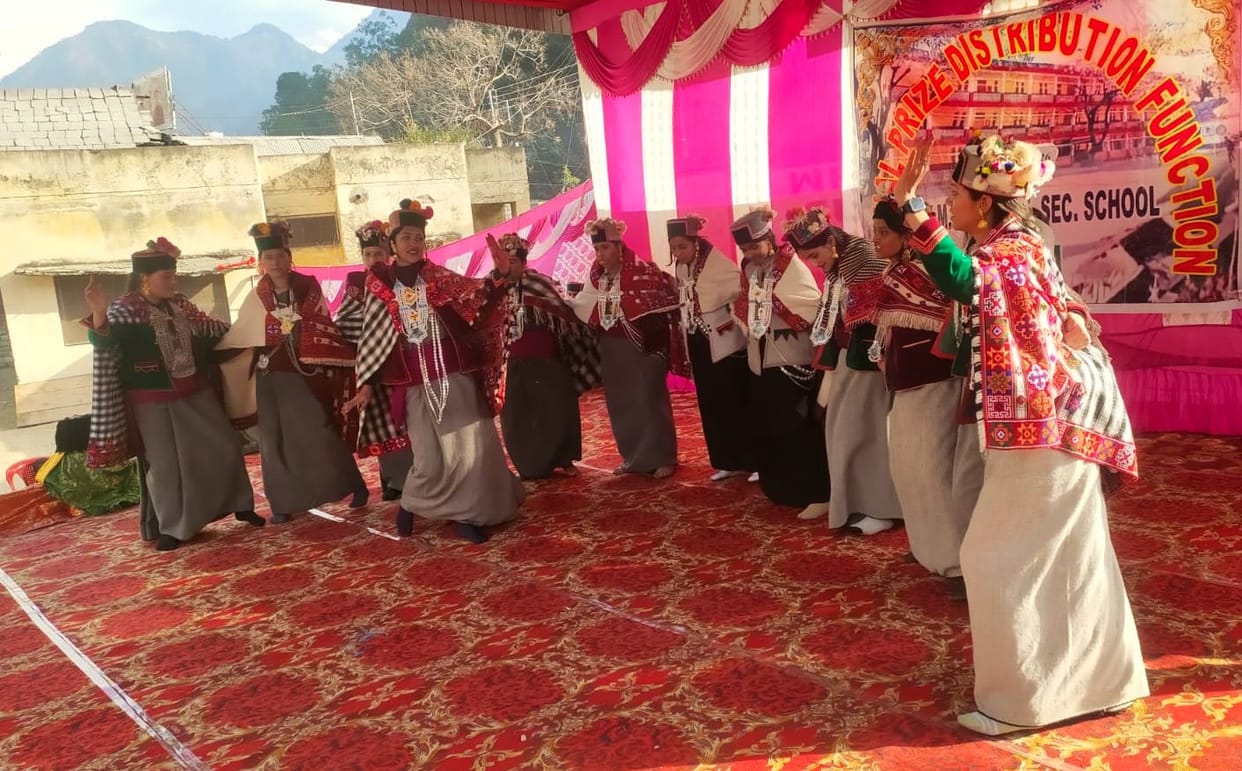 The chief guest honored the meritorious students at the annual function