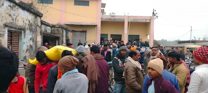 Crowds are gathering at the cooperatives for urea.