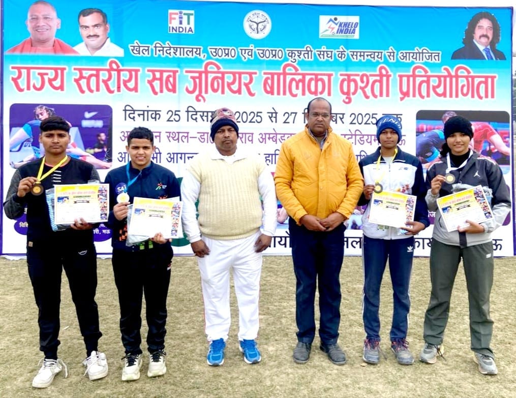 Girls from Agra won medals in wrestling in Mau.