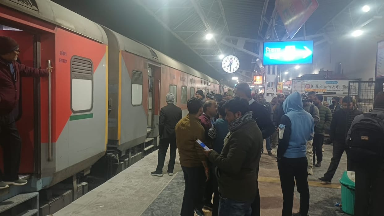 Smoke emanates from Gorakhpur-Izzatnagar Express, causing panic