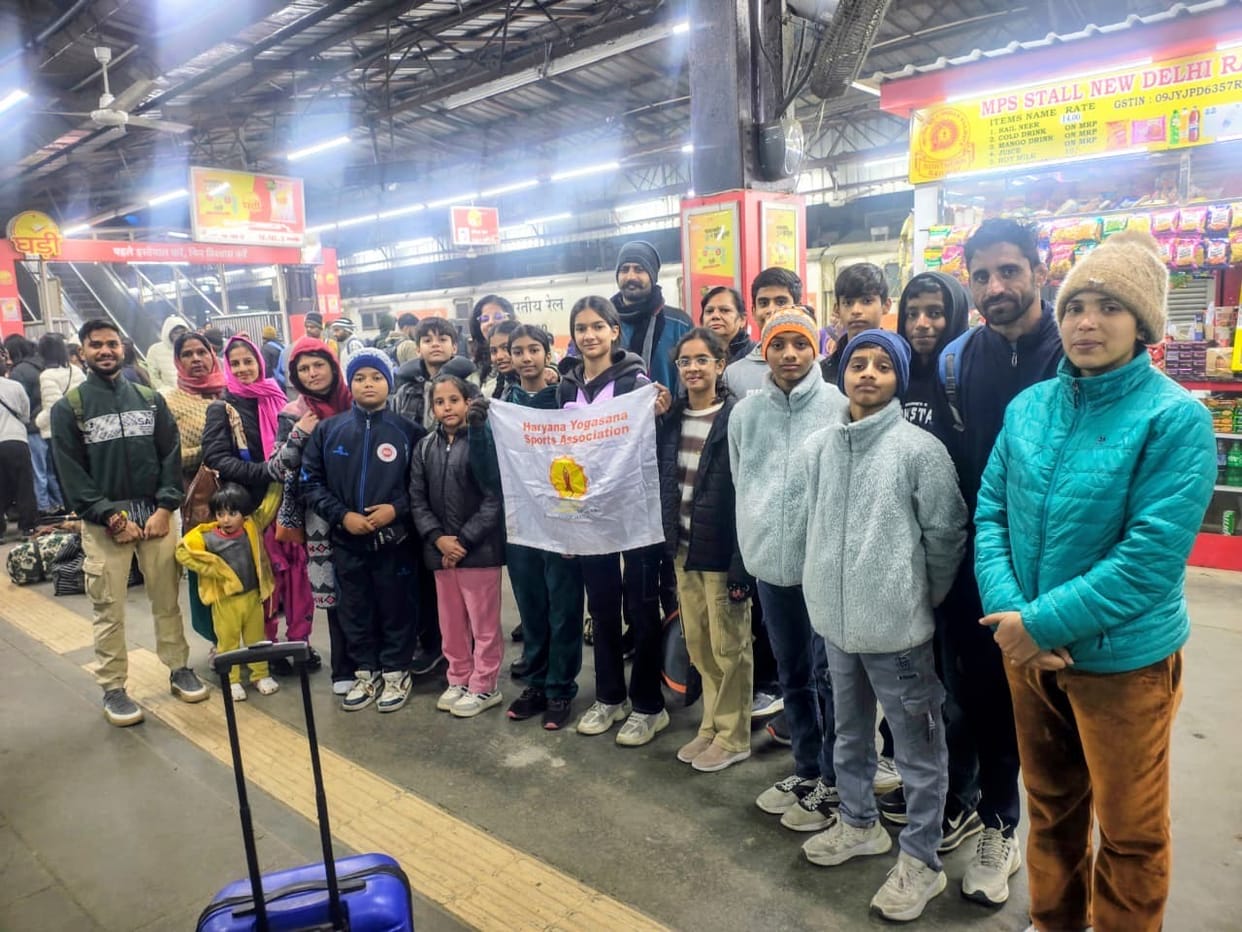Team of players leaves for Maharashtra for Yogasana Championship