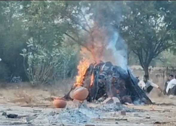 Elderly couple commits suicide due to stress, cremated on the same pyre