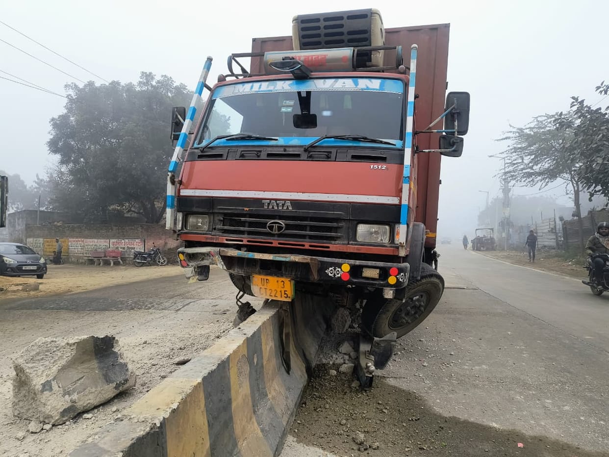 Due to dense fog, the loaded truck climbed onto the divider