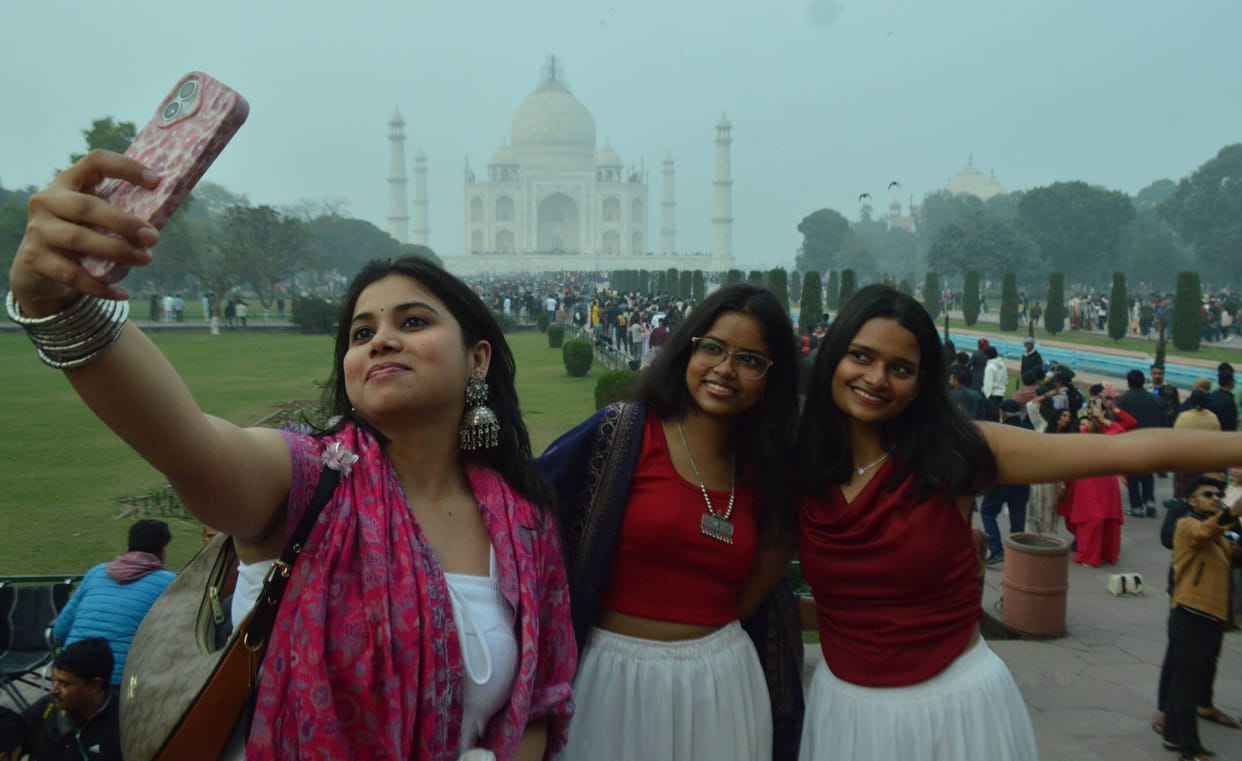 On the last Monday of the year, 35,000 tourists visited the Taj Mahal.