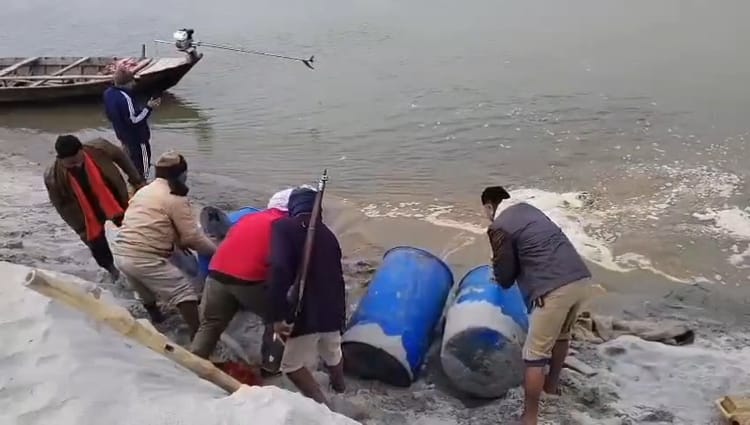 Bihar News: वैशाली पुलिस ने गंगा में बहाई अवैध शराब, शराबबंदी अभियान में भट्ठियां ध्वस्त