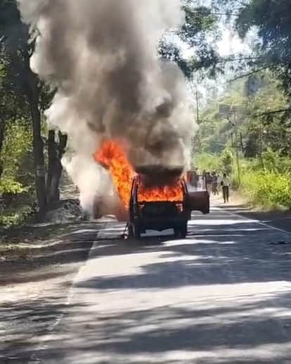 Jabalpur News: A Maruti van caught fire on Samadhi Road.