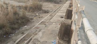The pillars of the Dhamandari bridge, which were destroyed in the flood, have not been repaired till date.