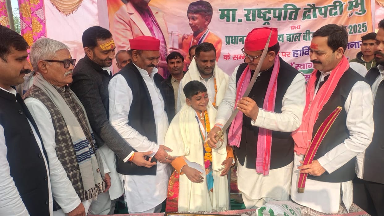 The Samajwadi Party district president honored the brave boy Ajay Raj.