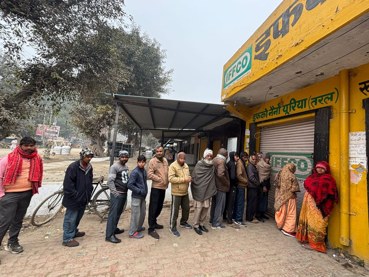 IFFCO center opened late by one and a half hour, farmers queued up