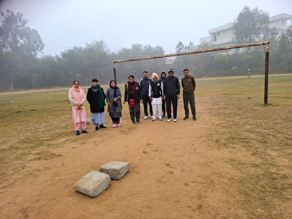 Prominent athletes inspected the sports facilities.