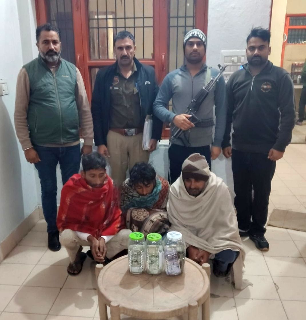 Three members of a theft gang arrested, Rs 3.70 lakh recovered.
