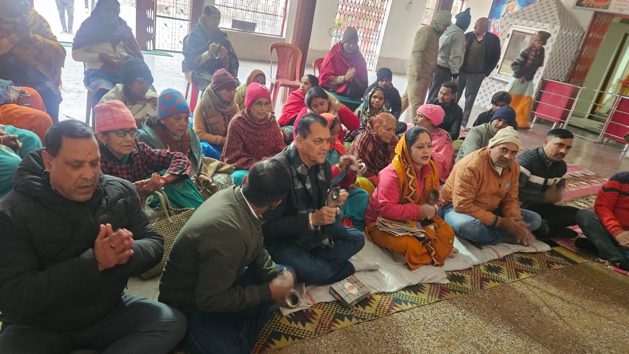 The devotees chanted the name of Ram.