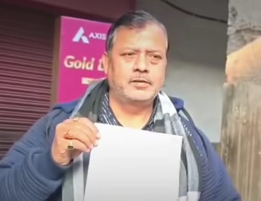 आवेदन दिखाते भाजपा जिलाध्यक्ष