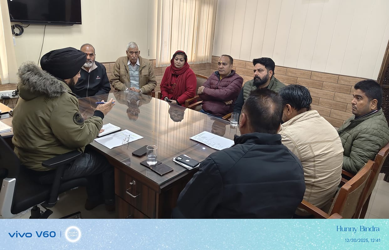 Residents of Maheshwar Nagar are grappling with the problem of dirty water, councillors consulted with officials.