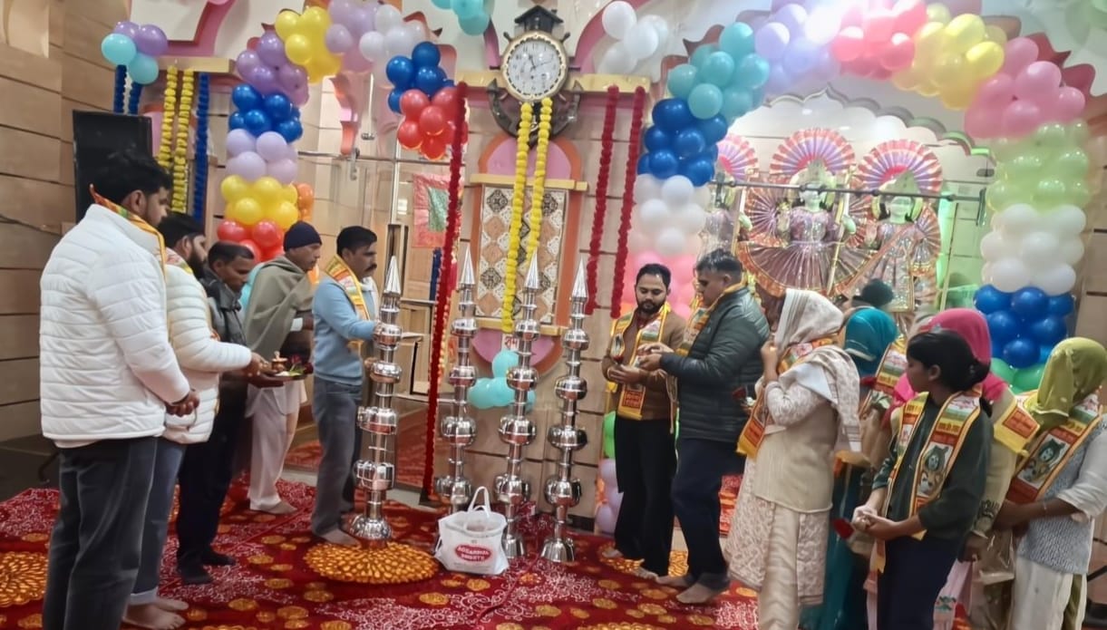 The devotees were moved by listening to the hymn.