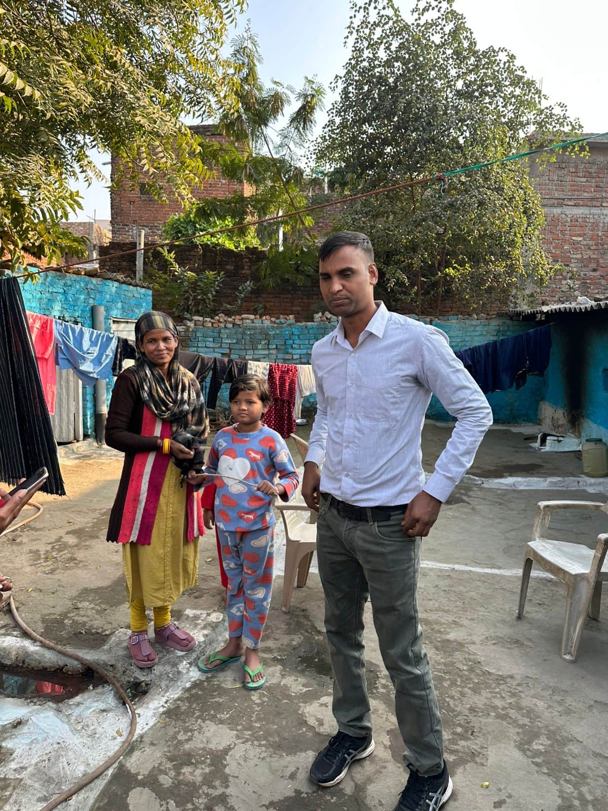 रक्तदान की ताकत: जीवनदाता के परिवार के साथ खड़े दिखे डीएसपी।