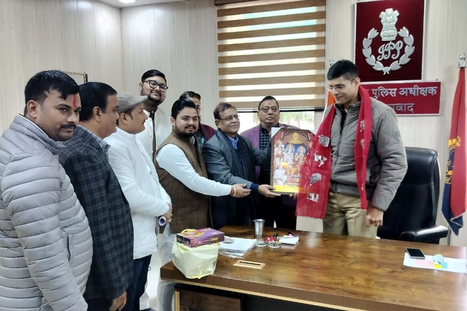 The Chamber of Commerce honored the DM by presenting him a shield.