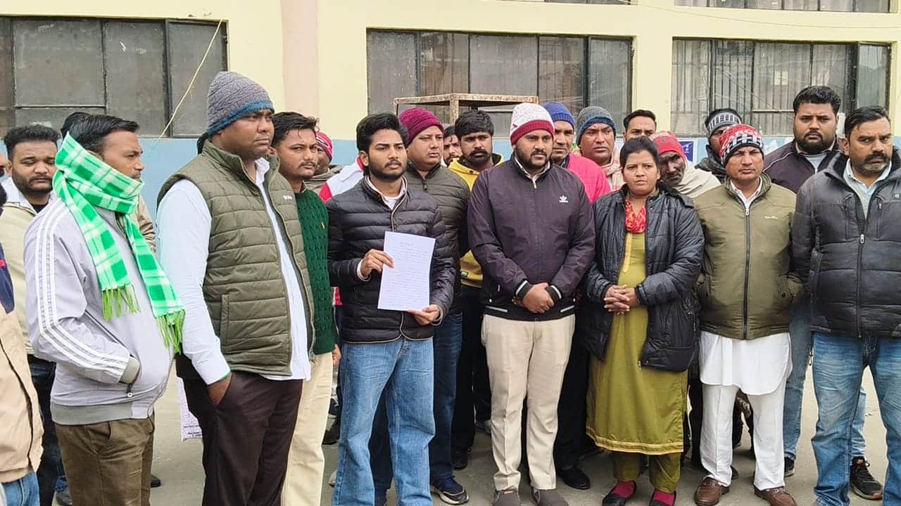 एसपी से मिलने के लिए पहुचे गांव बलौली के लोग व अन्य। संवाद